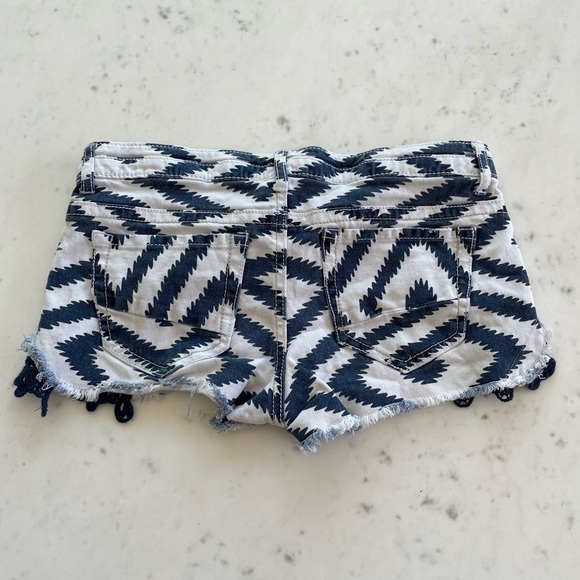 Vanilla Star Motif Prints Denim Shorts - Picture 4 of 4